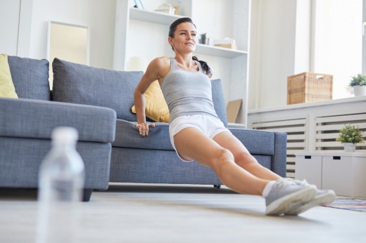 Тренировка для ленивых: топ-5 упражнений на диване